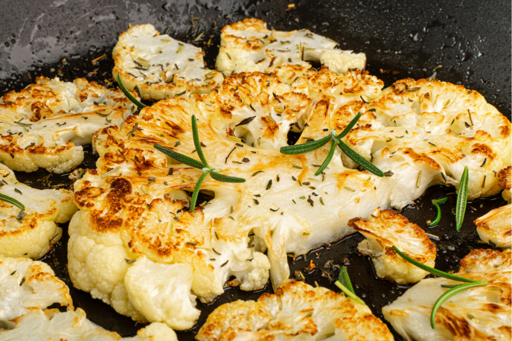 Grillattuja kukkakaalisiivuja.