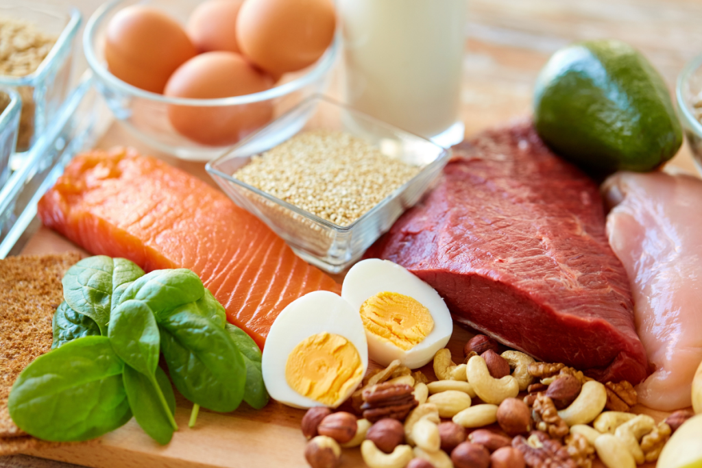 Proteiinipitoisia raaka-aineita, kuten lihaa, kananmunia ja kalaa.