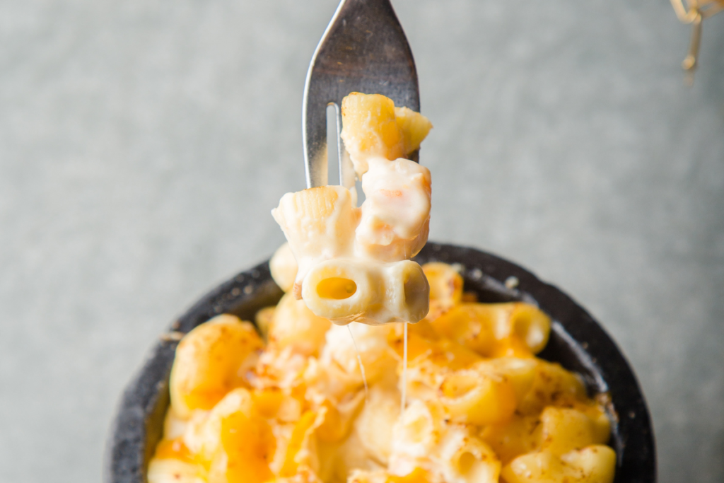 Haarukassa mac and cheese -ruokaa.