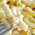 Proteiinipitoinen mac and cheese valmistuu vartissa – täydellinen lisuke grilliruoalle