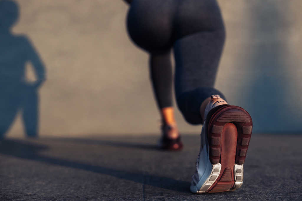 Naisen jalat tekemässä askelkyykkyä.