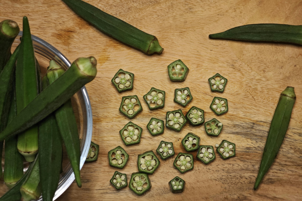 Kokonaisia ja pilkottuja okra-kasviksia.
