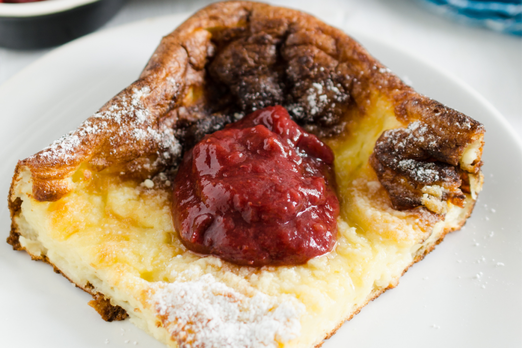 Lautasella pala pannukakkua. Päällä hilloa.