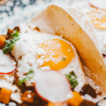 Laita tortilla vuoan pohjalle ja kaada täyte päälle – helppo arkiruoka syntyy alle puolessa tunnissa
