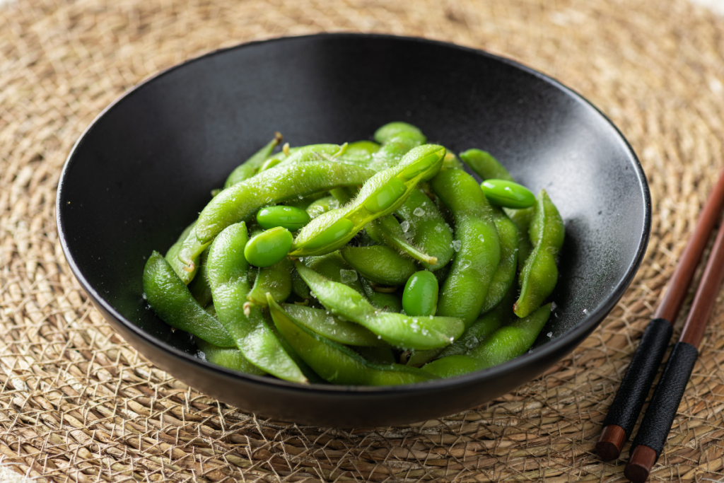 Lautasellinen edamame-papuja.