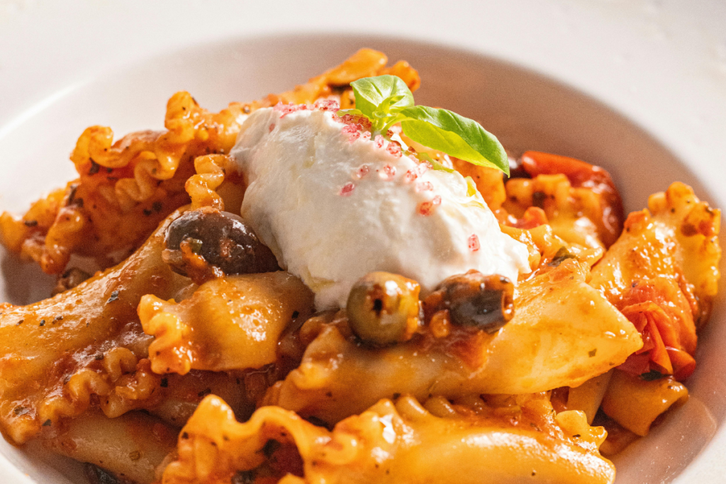 Pasta-annos, jonka päällä ricottaa.