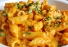 Penne-pastaa kermaisessa tomaattikastikkeessa.
