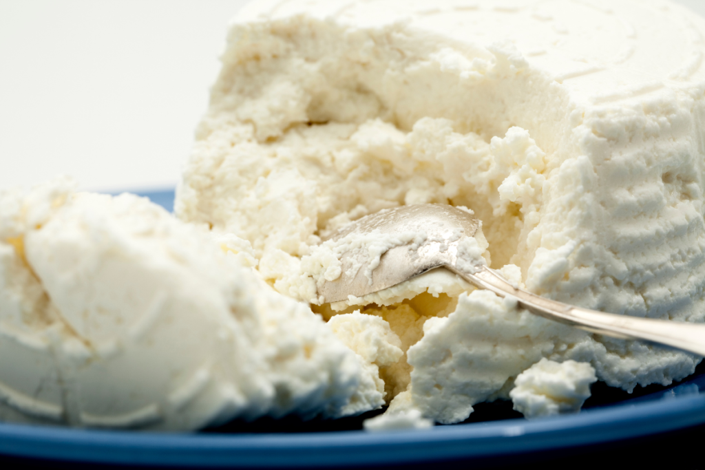 Ricotta-juustoa, jossa lusikka.