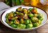 Paahdettuja ruusukaaleja lautasella.