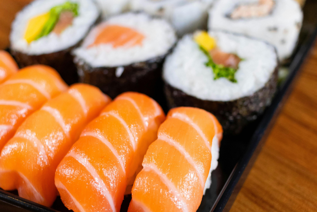 Pakkauksessa erilaisia sushipaloja.