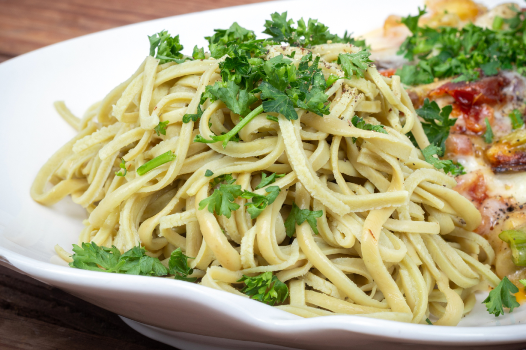 Edamame-nauhapastaa lautasella.