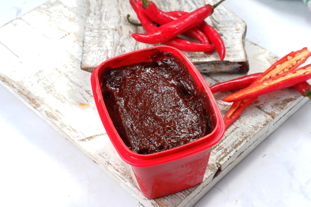 gochujang maustekastiketta. Taustalla tuoreita chilejä.