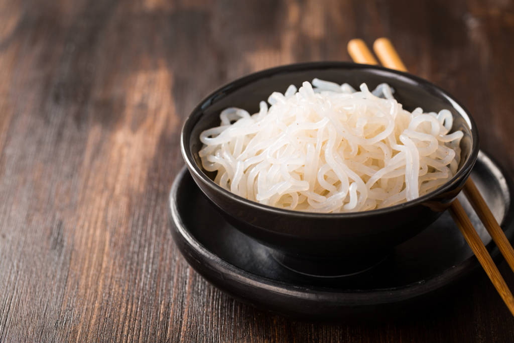 Konjac-nuudeleita kulhossa.