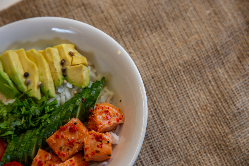 Poke bowl jossa lohta, kurkkua ja avokadoja.