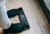 Mies seisoo vaa'alla, jossa lukema 116 kiloa.