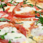 Sekoita raejuustoon kaksi ainesta – saat helpon pizzapohjan ilman kohottamista